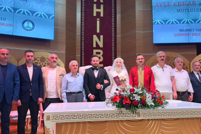 Siyaset ve iş dünyasının önemli simaları PTT Müdürü Mustafa Mayda’nın oğlunun nikah töreninde bir araya geldi