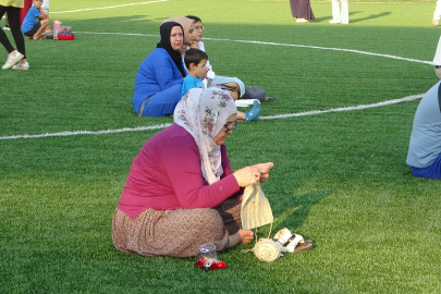 Manuş Baba'yı el işi yaparak bekledi