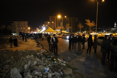 Gaziantep’te depremde hayatını kaybedenler için enkaz alanında Kuran-ı Kerim okutuldu