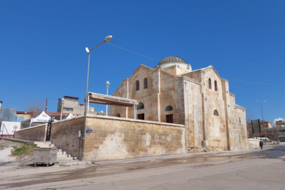 Depremden sonra restore edilen tarihi cami ilk teravihle ibadete açıldı