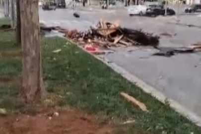 Gaziantep’te şiddetli rüzgar çatıları uçurdu!