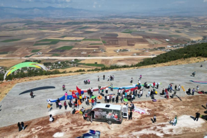 Gaziantep'te yamaç paraşütü heyecanını depremzede çocuklar merakla izledi