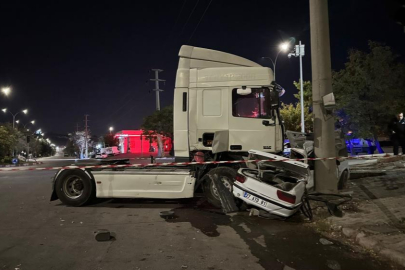 Gaziantep'te tır işçi servisine çarptı: 3'ü ağır 13 yaralı