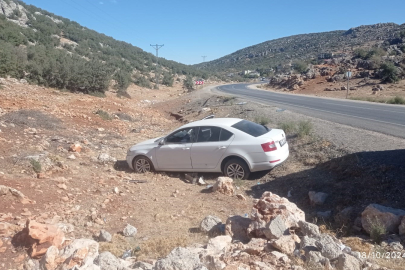 Sürücünün direksiyon hakimiyetini kaybettiği araç yoldan çıktı: 1 yaralı