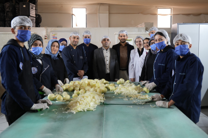 Öğrenciler 10 bin kişilik yemek hazırlıyor